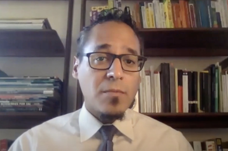 Roosevelt Montas discussing texts for an Emancipatory Education